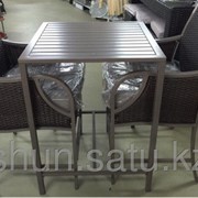 Набор мебели, стол и два высоких стула с металлическим каркасом фотография