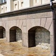 Облицовка фасада/цоколя здания натуральным камнем фото