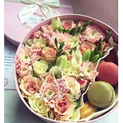 Шляпная коробка с цветами и макарони «Розовое счастье»