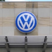 Объемный знак VW с внутренней подсветкой фото