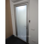Алюминиевые остекленные двери фото