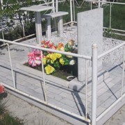 Памятник со столиком и скамьёй из мрамора на мраморной брусчатке фото