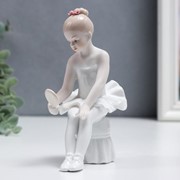 Сувенир керамика “Маленькая балерина на пуфике, с зеркалом“ 16 см фотография