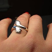 Серебряное кольцо с лечащими руками фотография