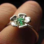 Серебряное кольцо с изумрудным цветком сакуры фото