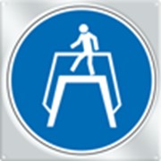 Знак охраны труда «Переходить по надземному переходу» (M-12) фотография