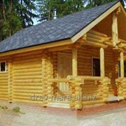 Деревянные дома из высококачественного оцилиндрованного и рубленного бревна фотография