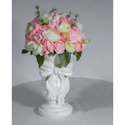 Белый вазон с бантом из мыла с розовыми и белыми цветами фото