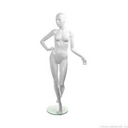 Манекен женский, белый глянцевый, абстрактный, для одежды в полный рост на круглой подставке, стоячий прямо, правая рука согнута. MD-TANGO 05F-01G