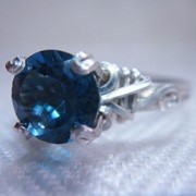 Кольцо серебряное с синим топазом фото