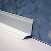 Пластиковые профили (ПВХ). Профиль уплотнительный между ванной и стеной (с самоклейкой и без самоклейки). По краям профиля мягкая резинка шириной 5 мм. Цвет: белый. Высота: 25 мм. Длина: 1.8 м; 2.5 м.