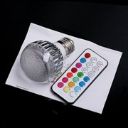 Цветная экономная светодиодная лампочка 8W с пультом дистанционного управления