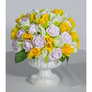 Белая ваза маргарита из мыла ароматная с желтыми цветами фотография