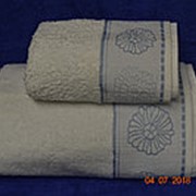 Белое махровое полотенце фото