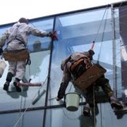 Профессиональная мойка окон альпинистами фото