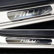 Накладки на пороги Toyota Hilux 2015-наст. время (лист зеркальный надпись HILUX) фото