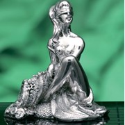 Статуэтка Богиня Удачи с рогом изобилия фото