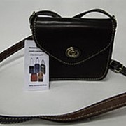 Классная чёрная женская кожаная сумочка с цупферным замком фотография