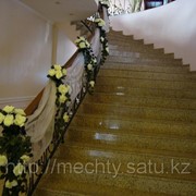 Оформление лестницы, драпировка тканью, живые и искусственные цветы, в Алматы