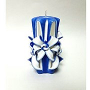 Свеча ручной работы “Цветочная“ Бело-синяя, резная 10 см. фото