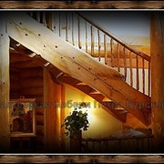 Деревянные лестницы из массива под старину на заказ. фотография
