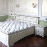 Двуспальная кровать деревянная фотография