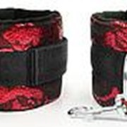Красно-черные наручники с карабинами фото