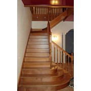 Лестница деревянная (дуб+сосна) с забежными ступенями фото