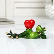 Сувенир полистоун лак “Лягушонок лежит с сердцем в руке“ 6х5х15 см фотография