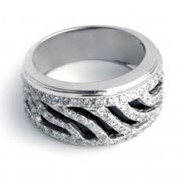 Кольцо с ониксом и бриллиантами из белого золота фото
