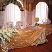 Украшение свадебного зала, оформление арок, фуршетные юбки, чехлы на стулья, изготовление свадебных аксессуаров. фото