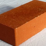 Кирпич Скала 1 оранжевый на белом цементе фотография