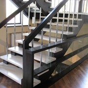 Лестница в современном стиле из дуба цвет венге